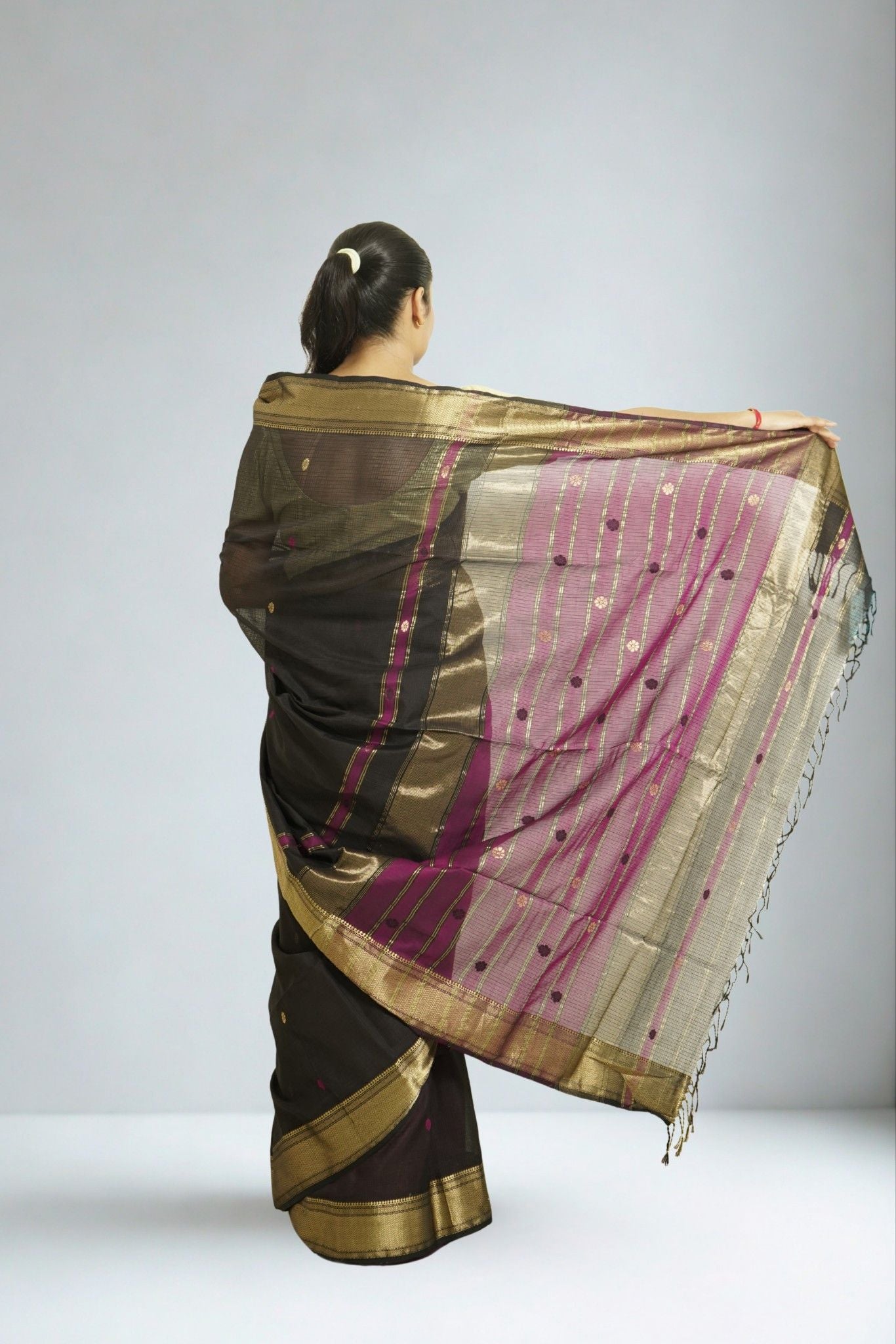 Maheshwari Cotton Buti Saree- Black | Handloom Weave with Traditional Buti Design